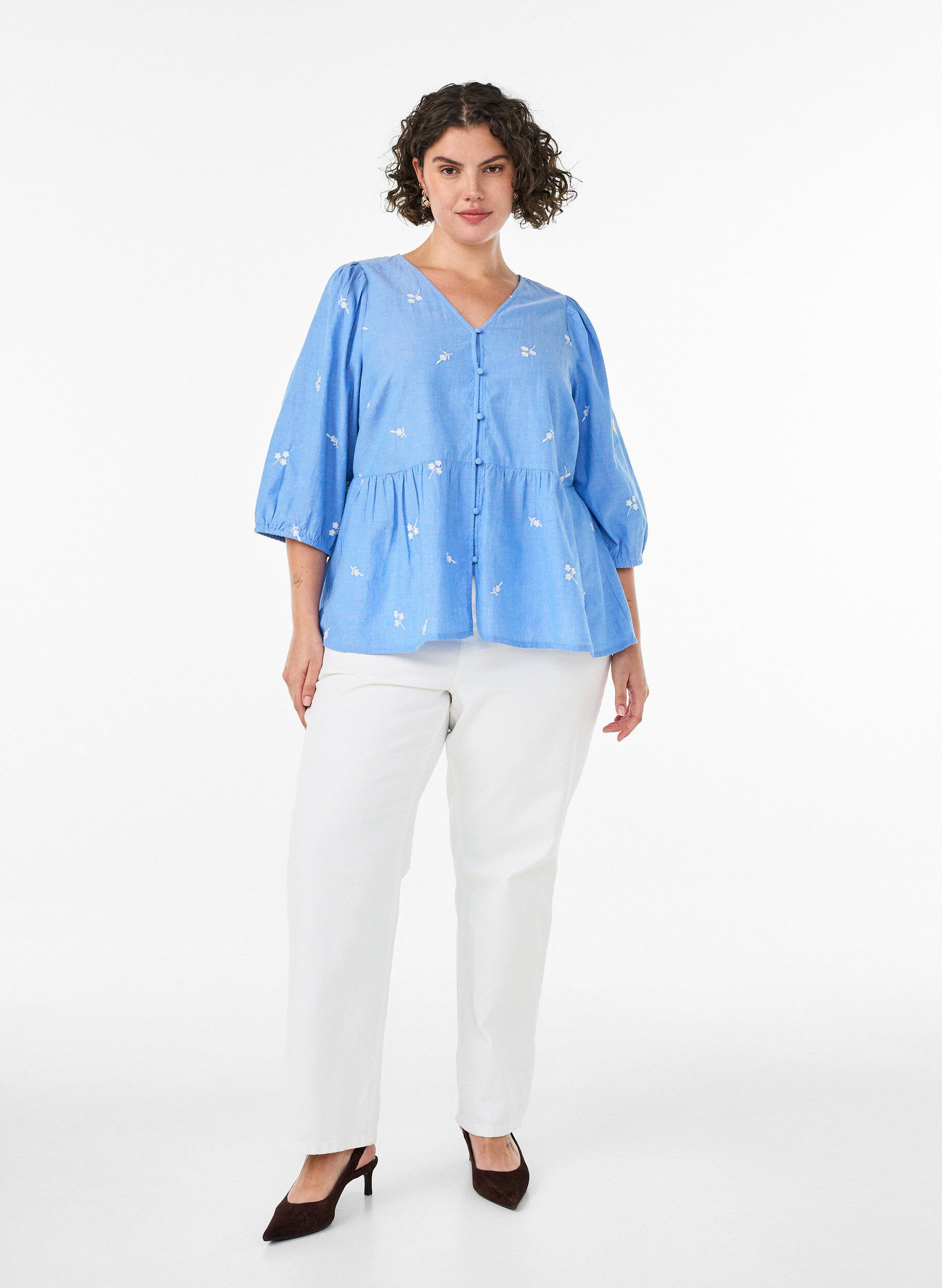 ZizziBluse i bomull med broderte blomster og knappelukking, Bl&aring;, Model image number 1