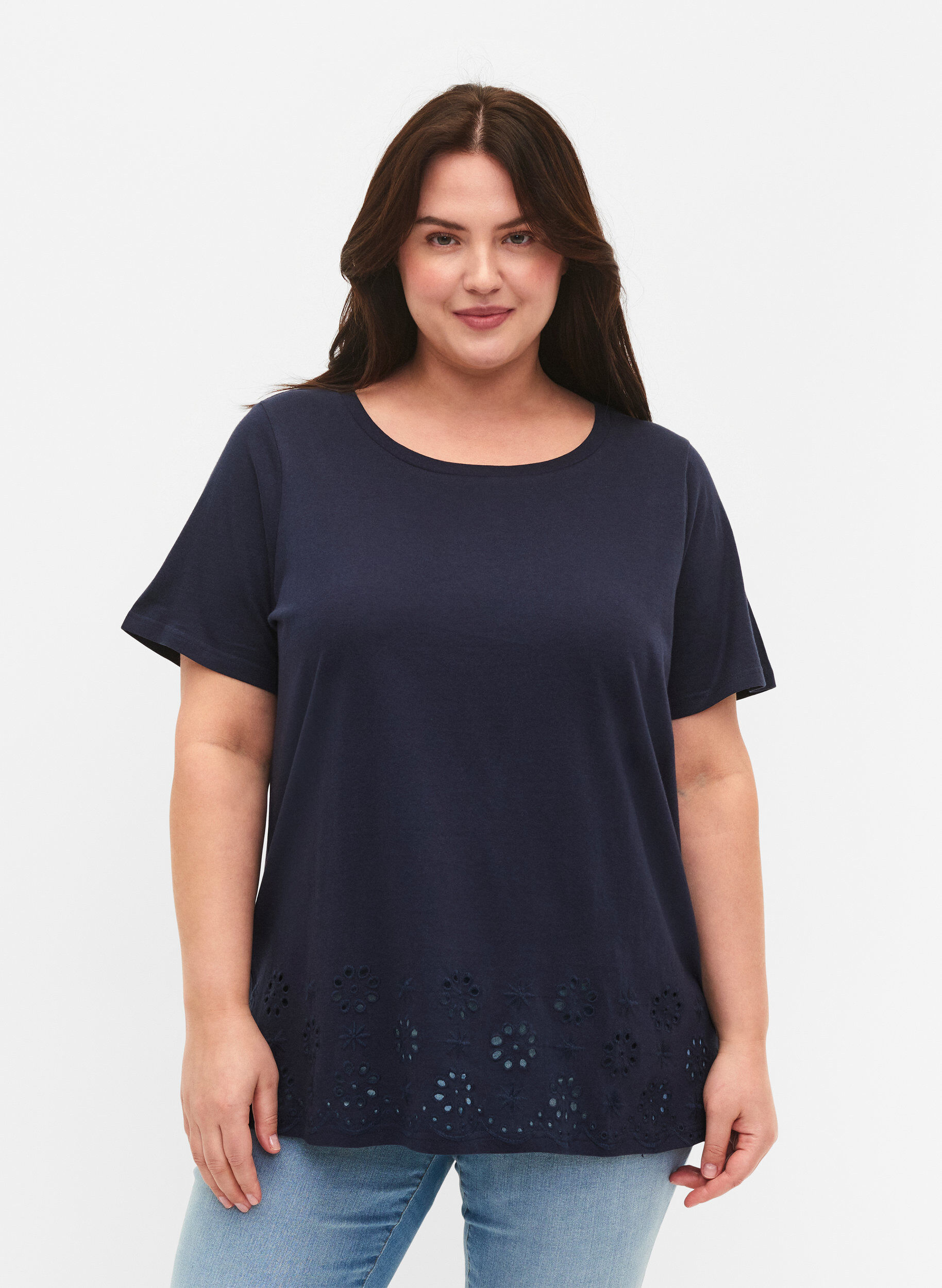 Zizzi T-skjorte i bomull med broderi anglaise, Navy Blazer, Model image number 0