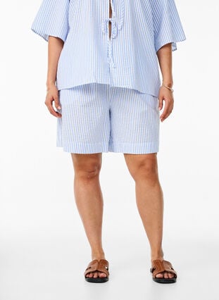 Zizzi FLASH - Stripete shorts med høy midje, Blå, Model image number 3