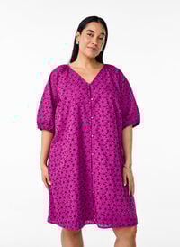 Kort kjole med brodert blomster mønster, Lilla Kort kjole med brodert blomster mønster, Lilla, Model