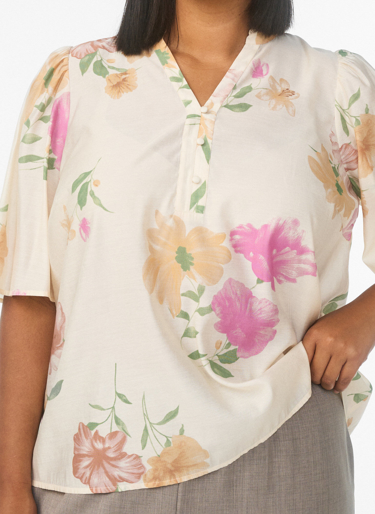 Zizzi Bluse med blomstertrykk, rysjekrage og 1/2 ermer, Beige, Model image number 3