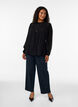 Viskosebluse med en volangkrage, Svart, Model image number 1