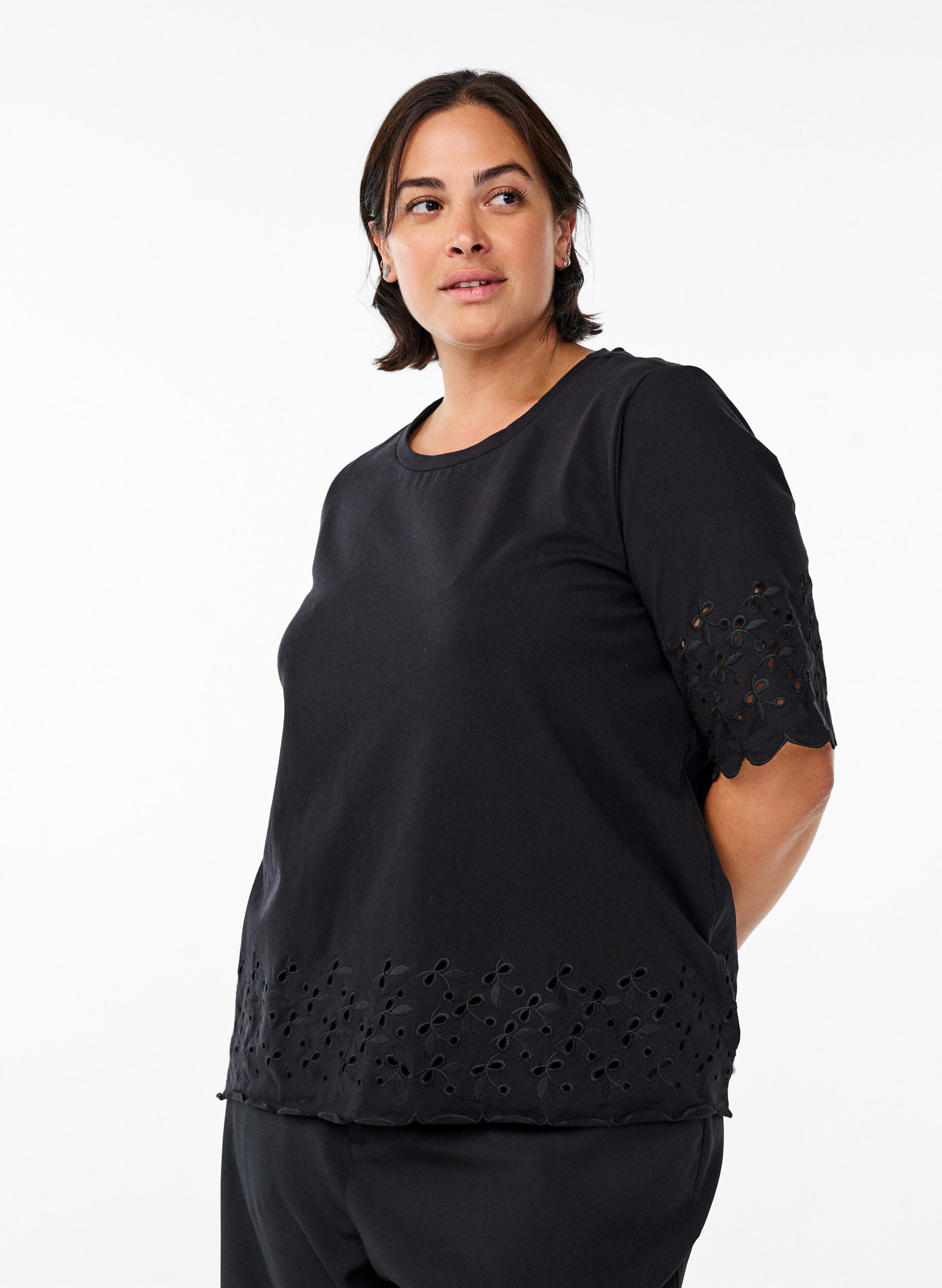 T-skjorte med broderie anglaise og b&oslash;lgekant, Svart, Model