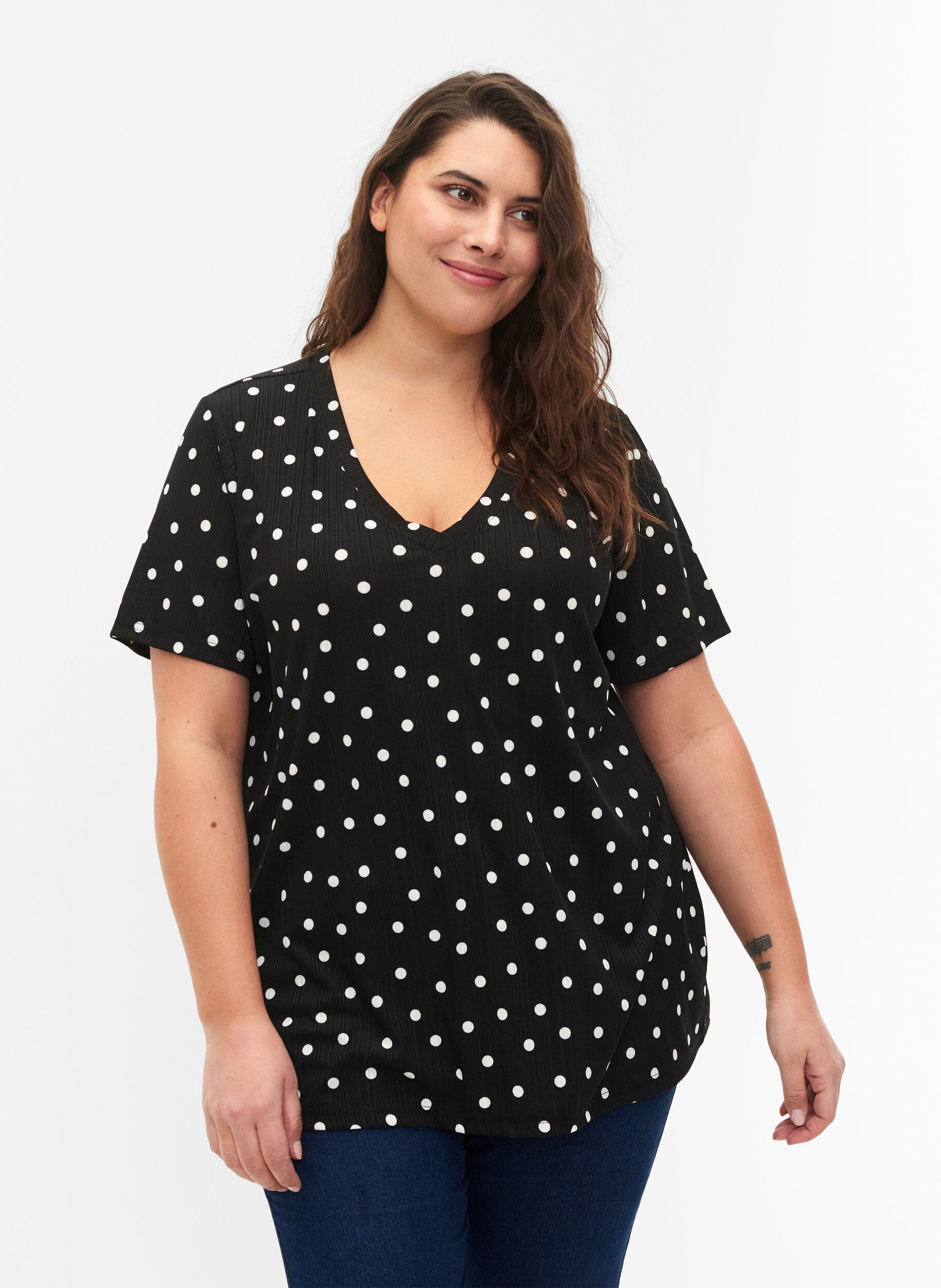 Zizzi FLASH - M&oslash;nstret T-skjorte med V-hals, Black Dot, Model image number 0