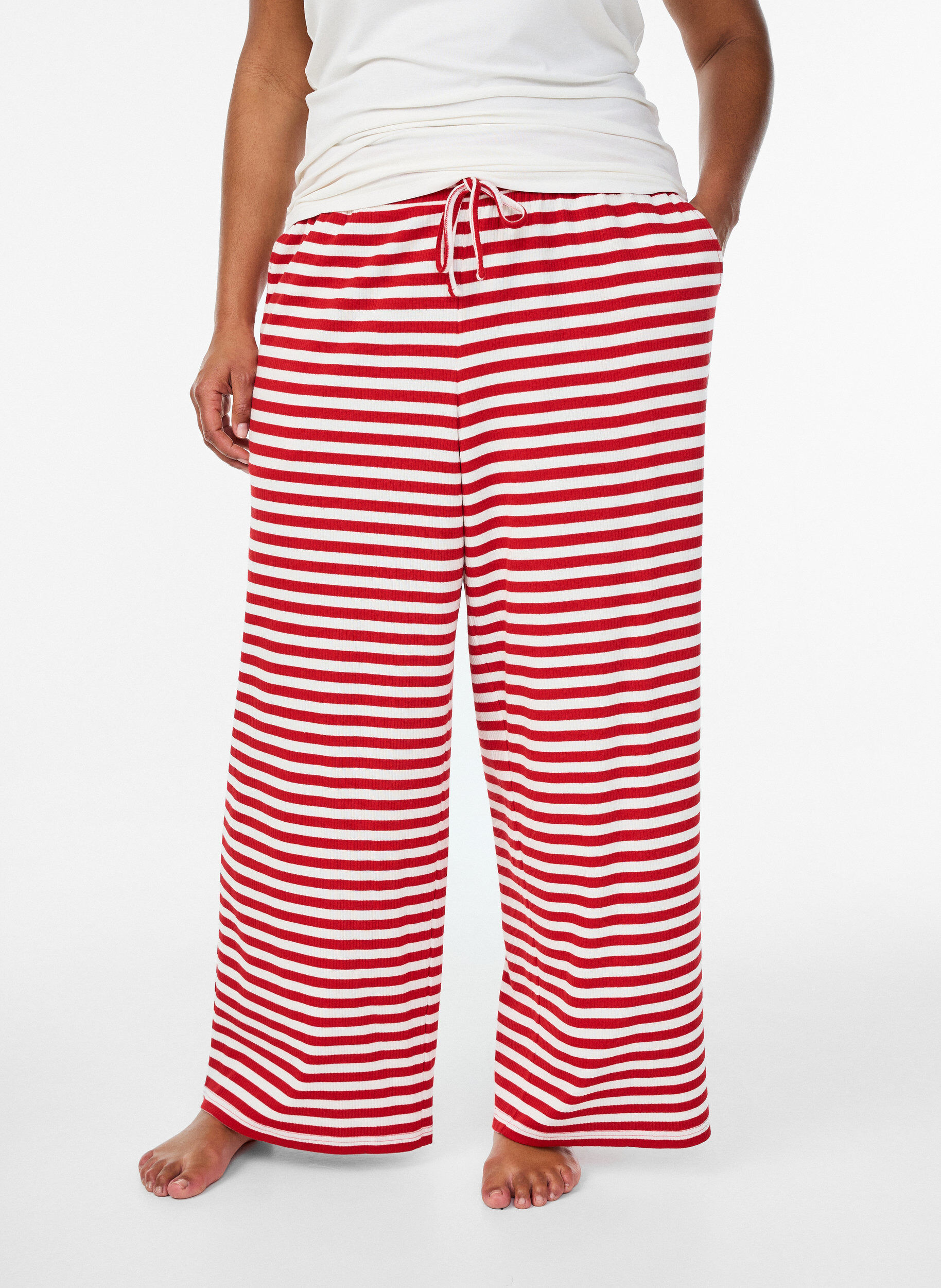 ZizziStripete pyjamasbukser med h&oslash;y midje og vide ben, R&oslash;d, Model image number 2