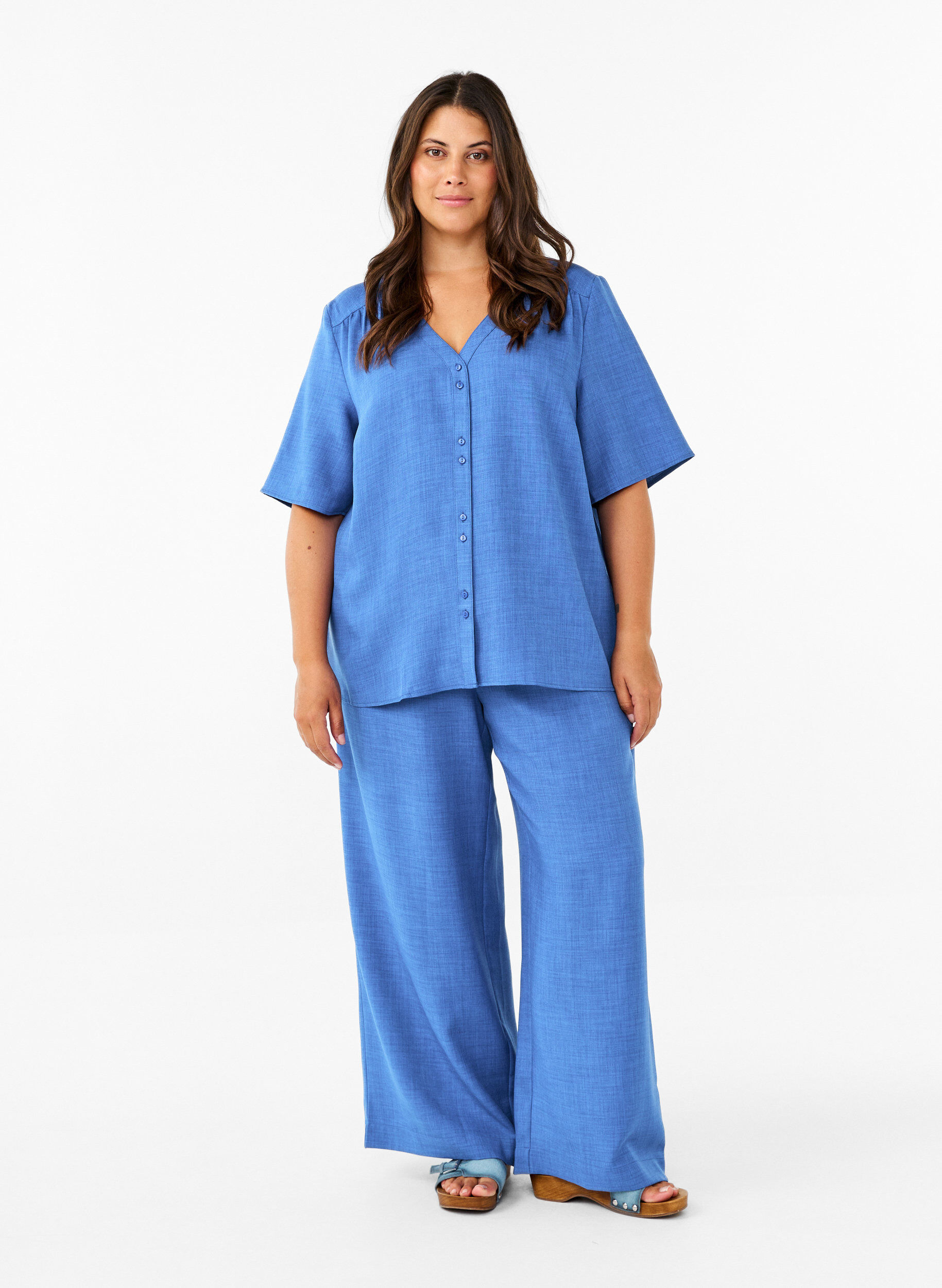 ZizziSkjortebluse med V-hals eog korte ermer, Bl&aring;, Model image number 1