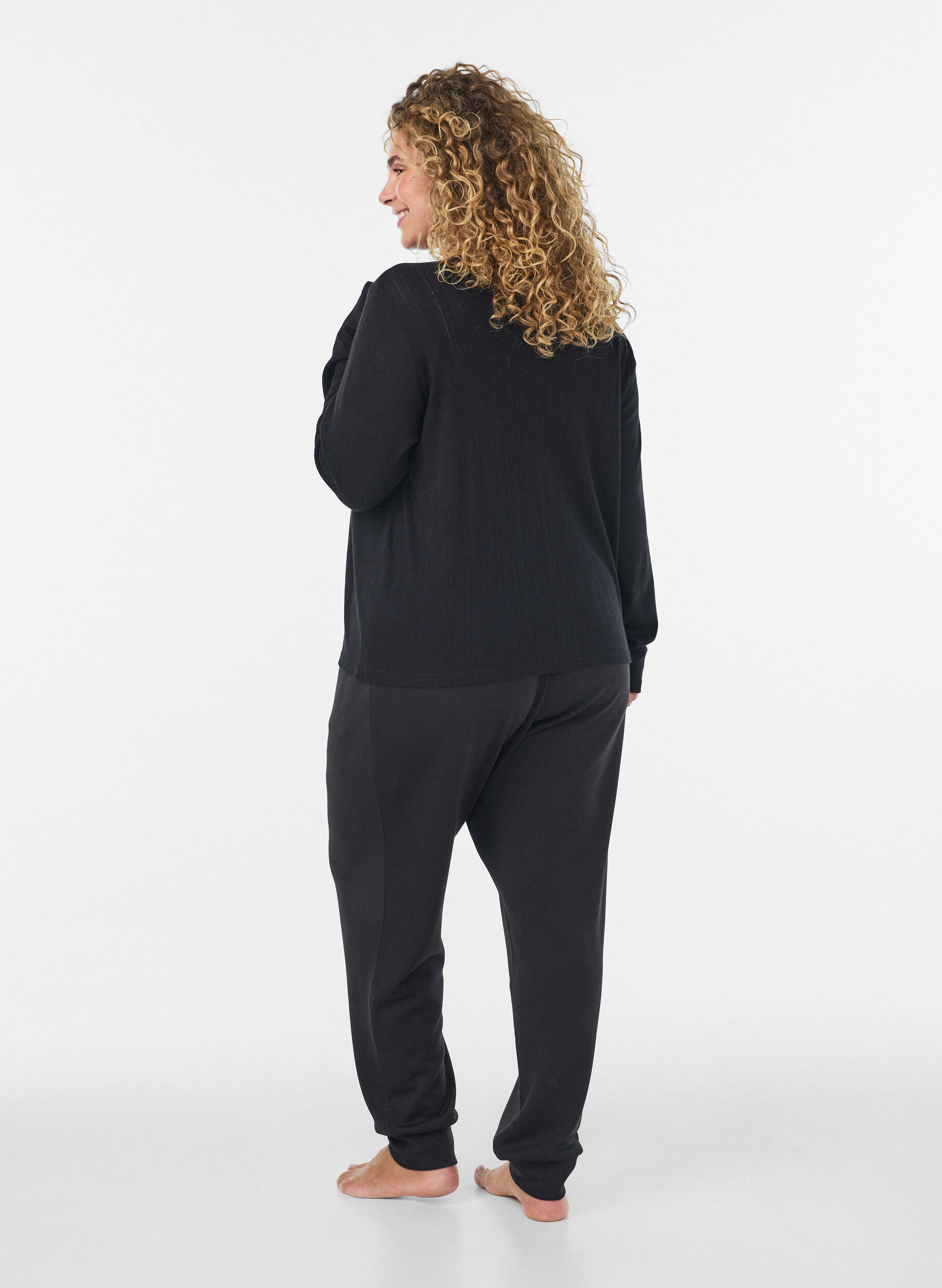 ZizziCardigan i &oslash;kologisk bomull med hullbroderi, Svart, Model image number 2