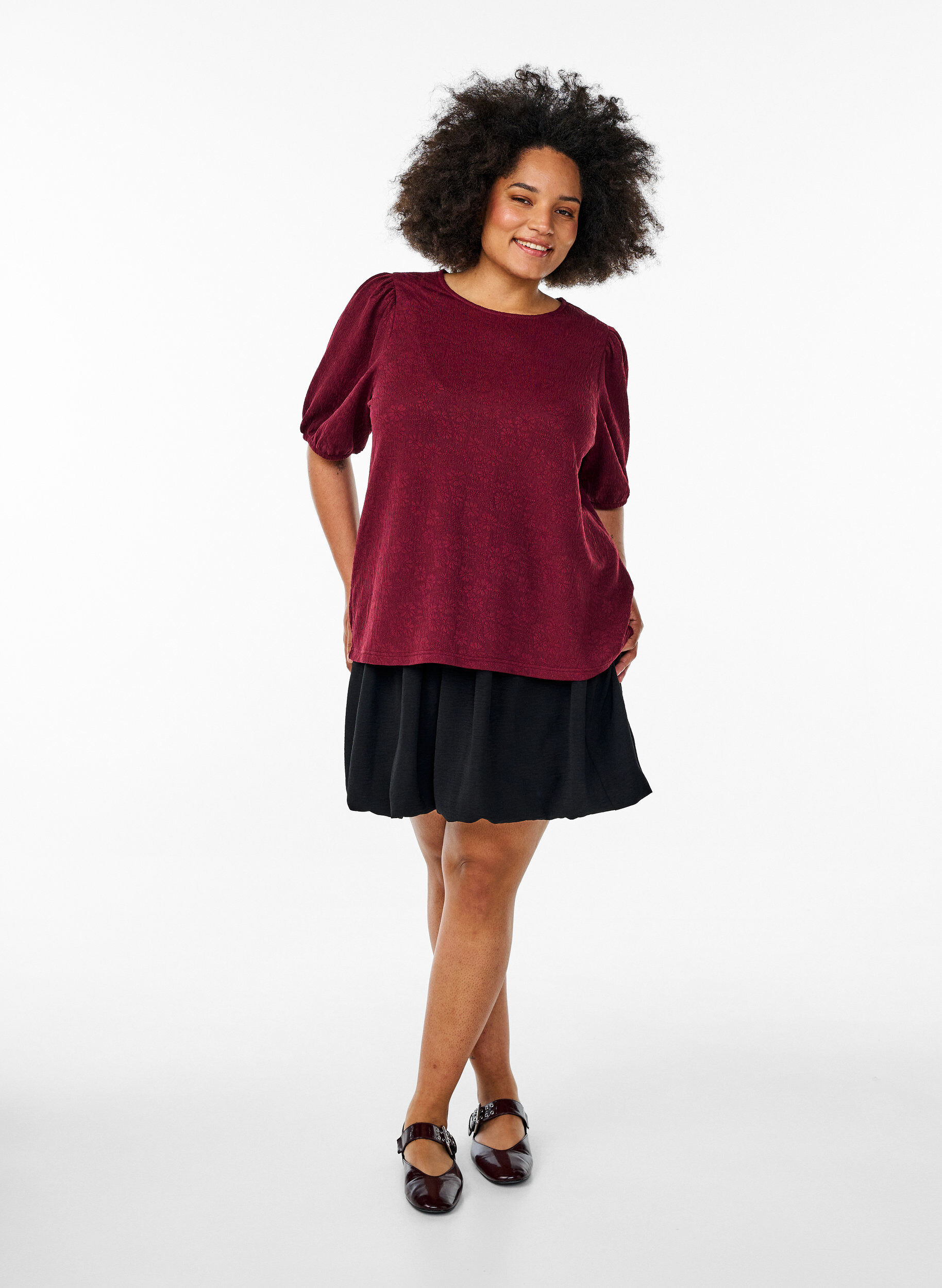 Zizzi Strukturert bluse med korte ermer, M&oslash;rk Bordeaux, Model image number 1