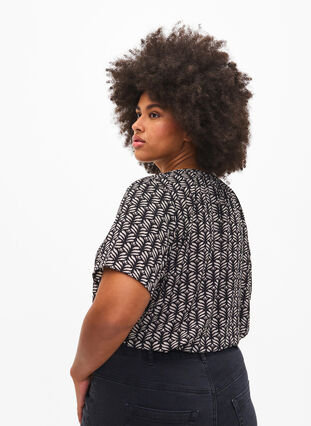 Zizzi Bluse med korte ermer og V-hals, Black S.Graphic AOP, Model image number 2