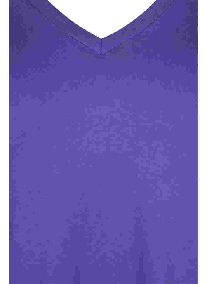 T-skjorte i organisk bomull med V-hals, Ultra Violet, Packshot image number 2