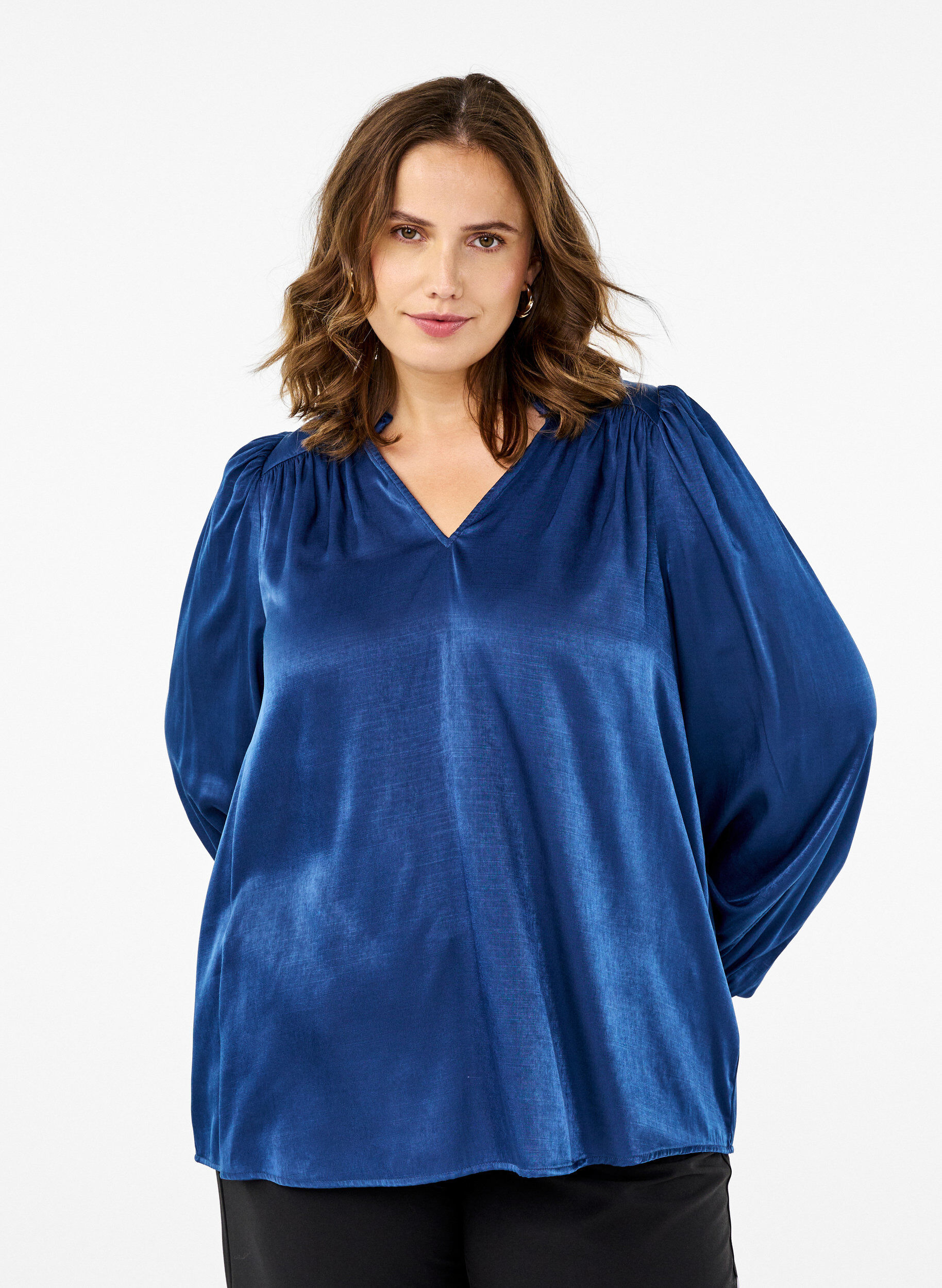 Zizzi Langermet bluse med volanger og V-hals, Estate Blue, Model image number 0