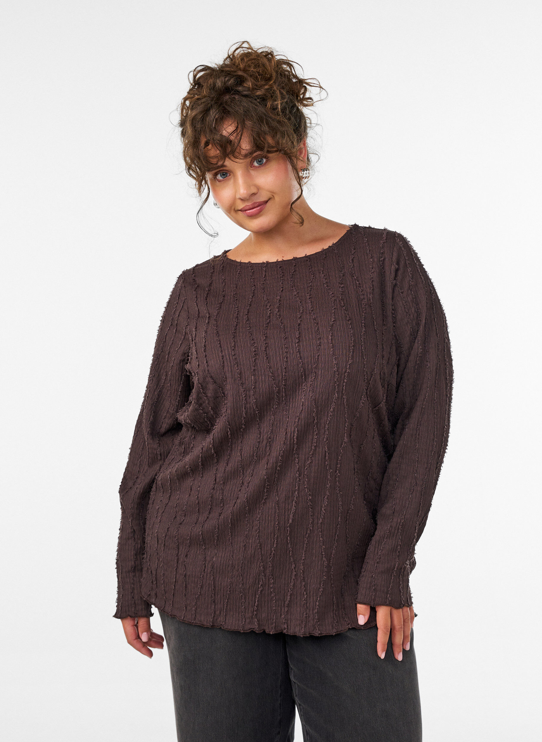 Jerseybluse med en b&oslash;lget tekstur, Brun, Model