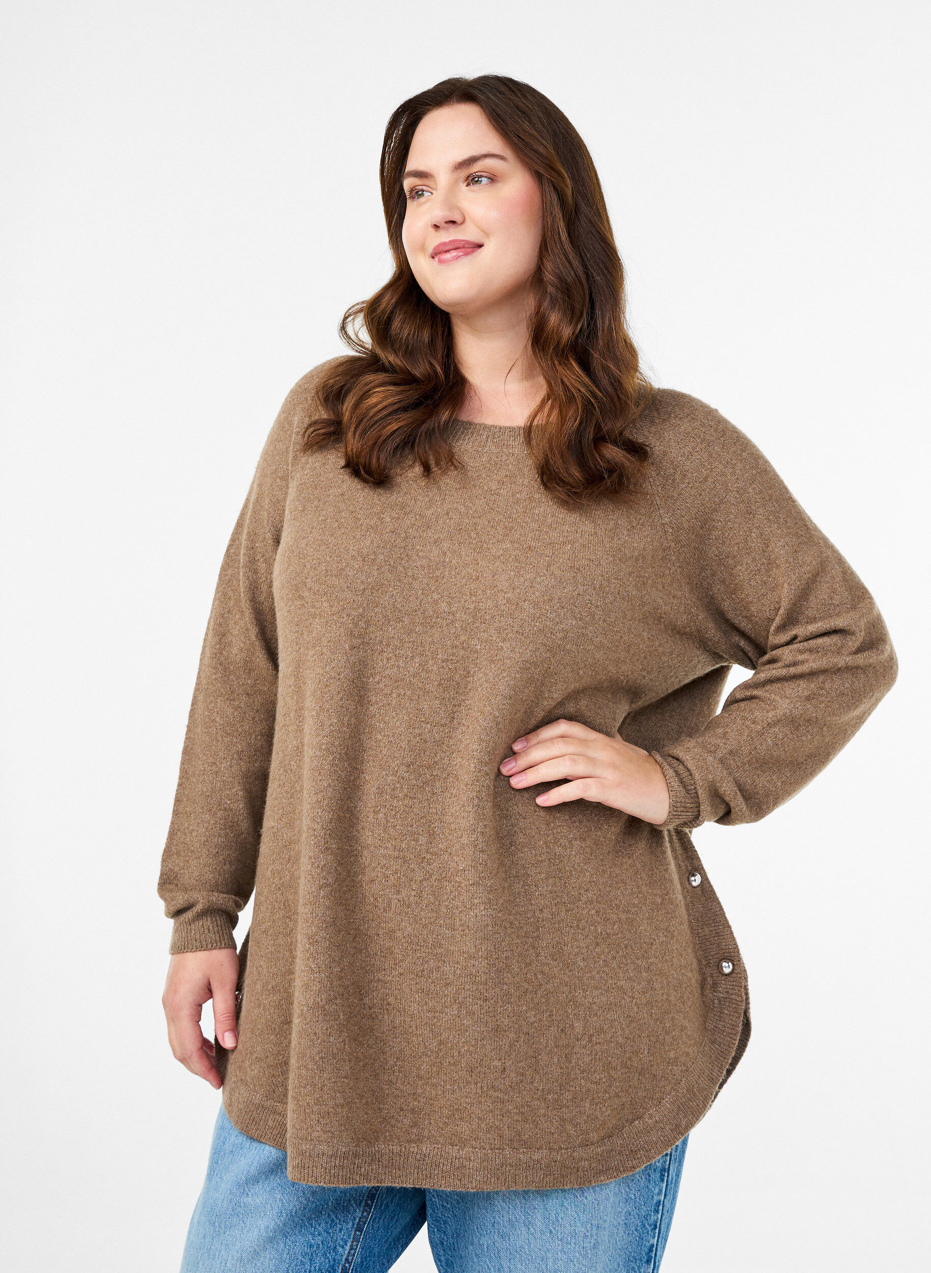Lang strikkebluse med kuleknapper, Brun, Model