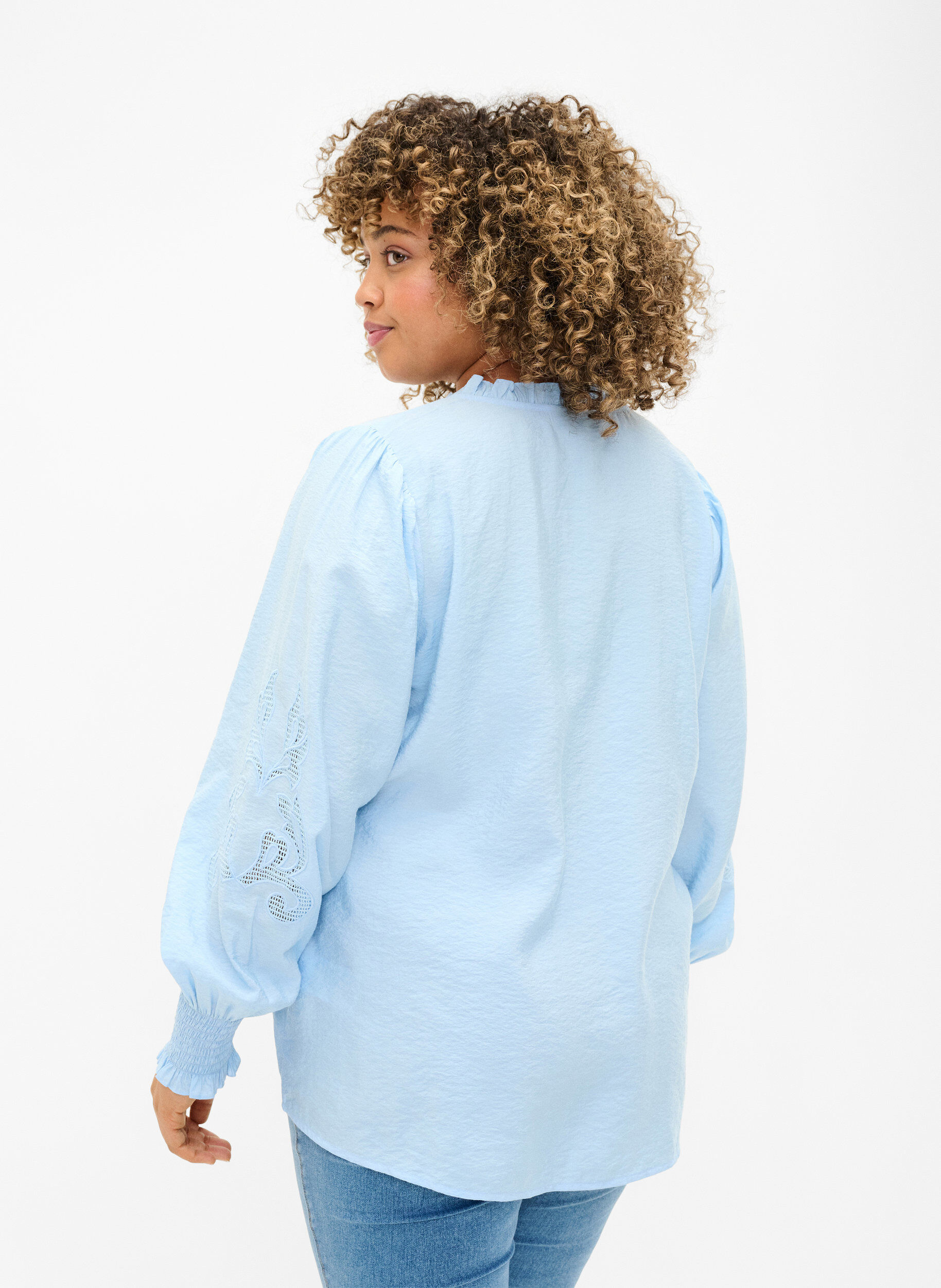 Zizzi Bluse med volanger og broderi anglaise, Chambray Blue, Model image number 1