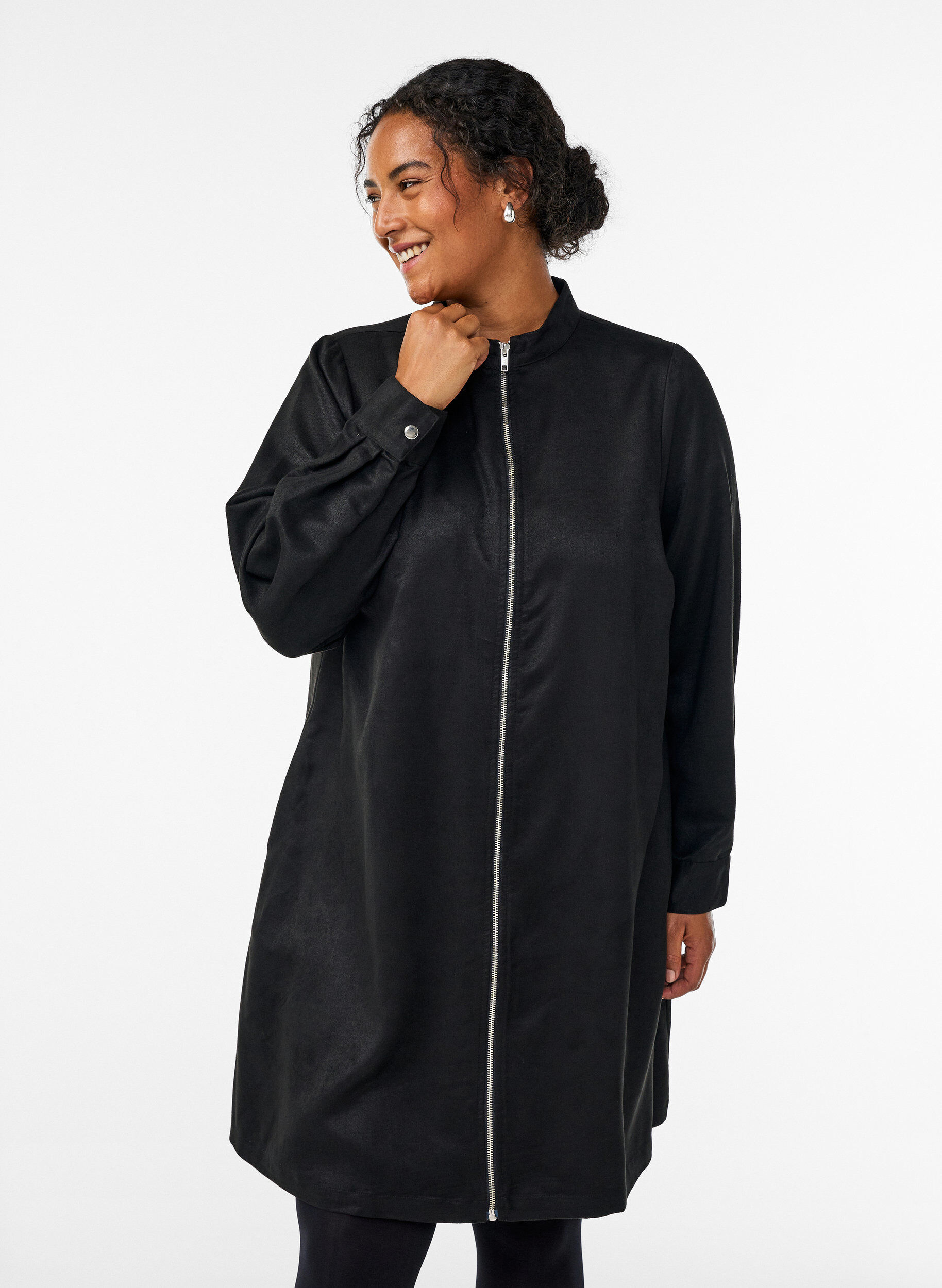 Lang skjorte i imitert semsket skinn med glidel&aring;s, Svart, Model