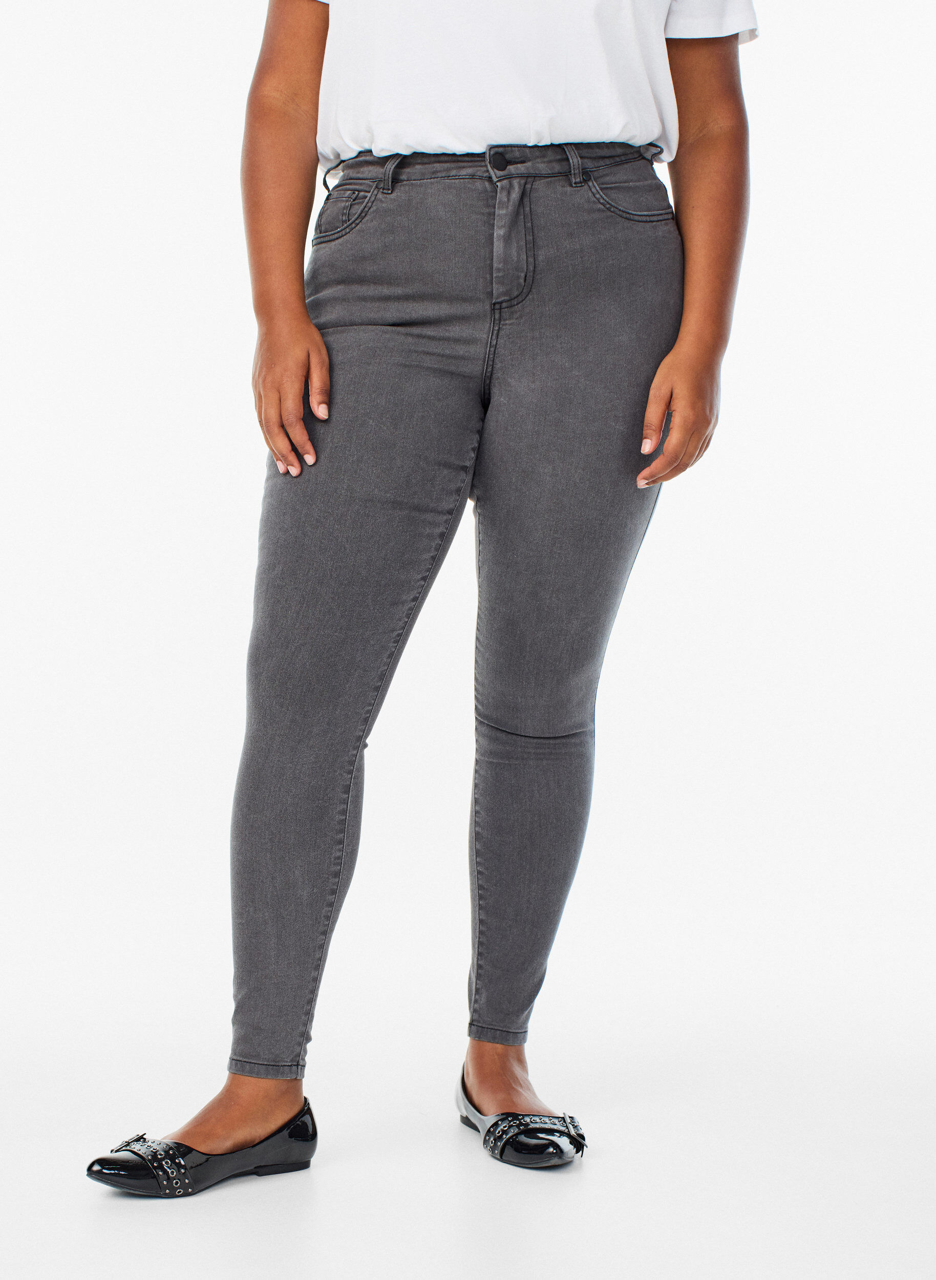 Zizzi Amy jeans med h&oslash;y midje og smal passform, Gr&aring;, Model image number 2