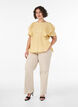 Bluse med smockstruktur og volangermer, Gul, Model image number 1