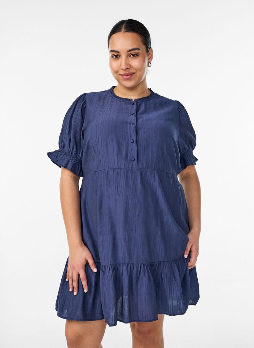 Kort viskosekjole med rysjedetaljer, Bl&aring;, Model image number 0