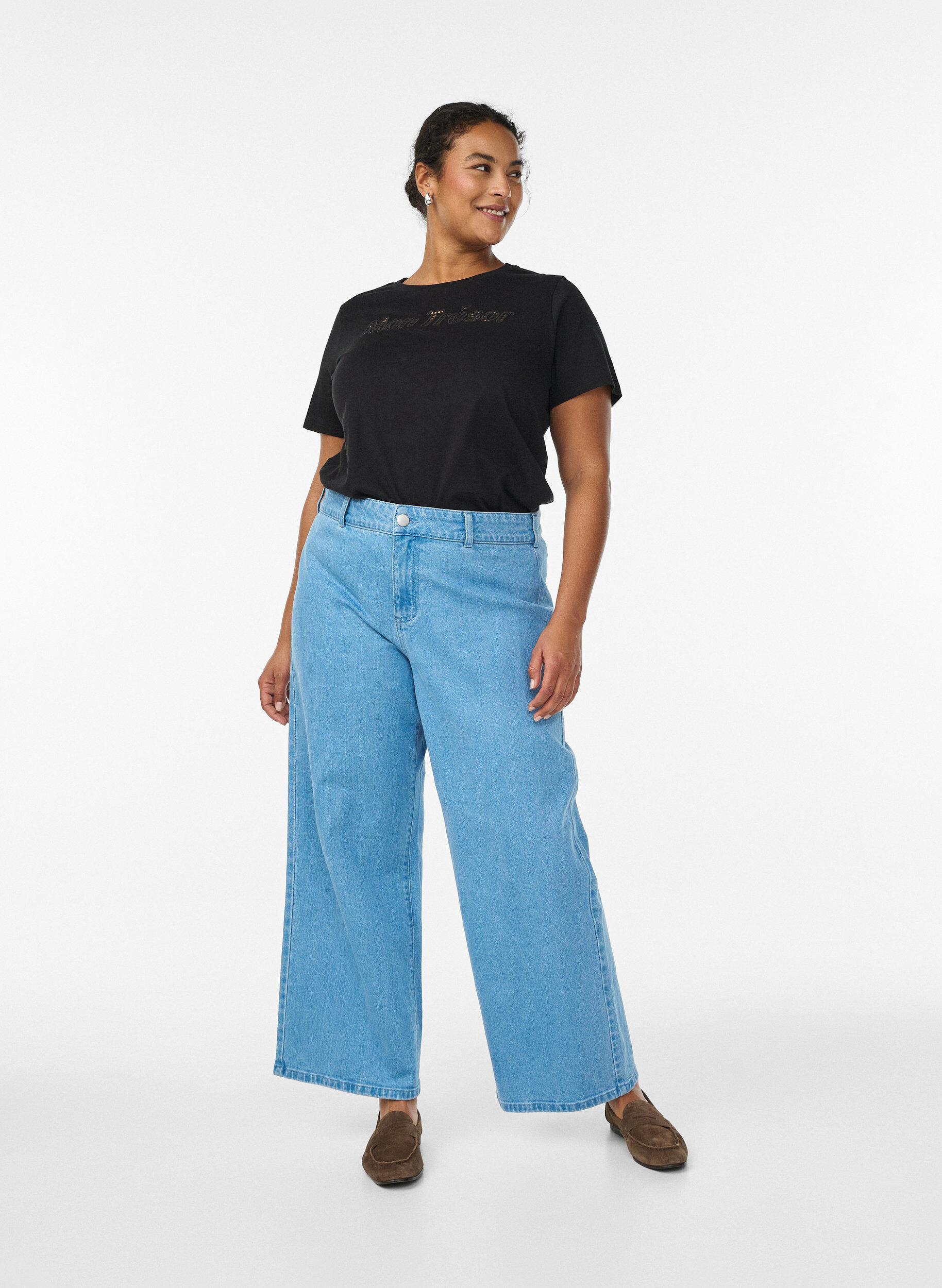 Zizzi Bomulls T-skjorte med dekorativ detalj foran, Svart, Model image number 1