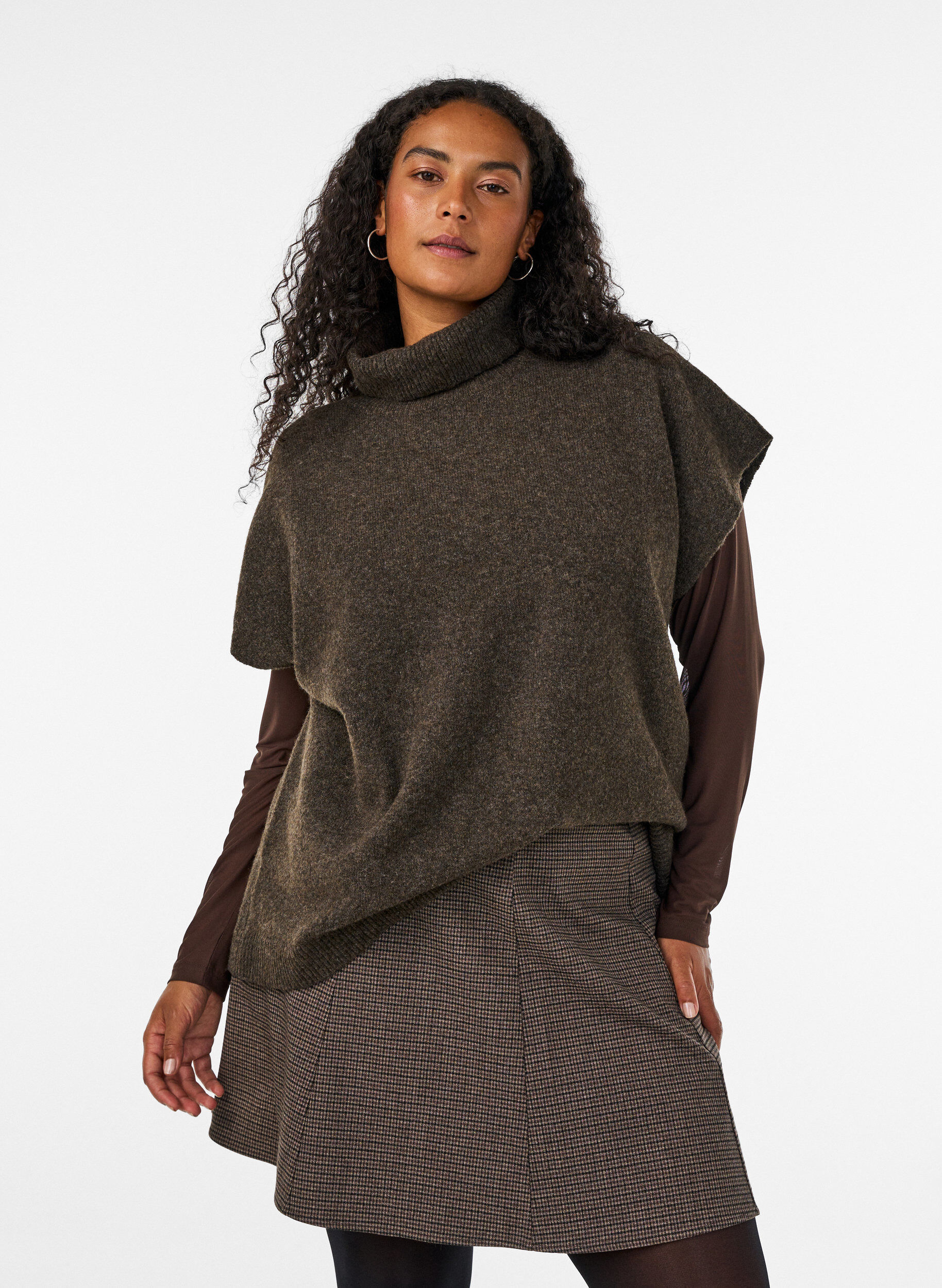 ZizziStrikket vest med h&oslash;y hals, Brun, Model image number 0