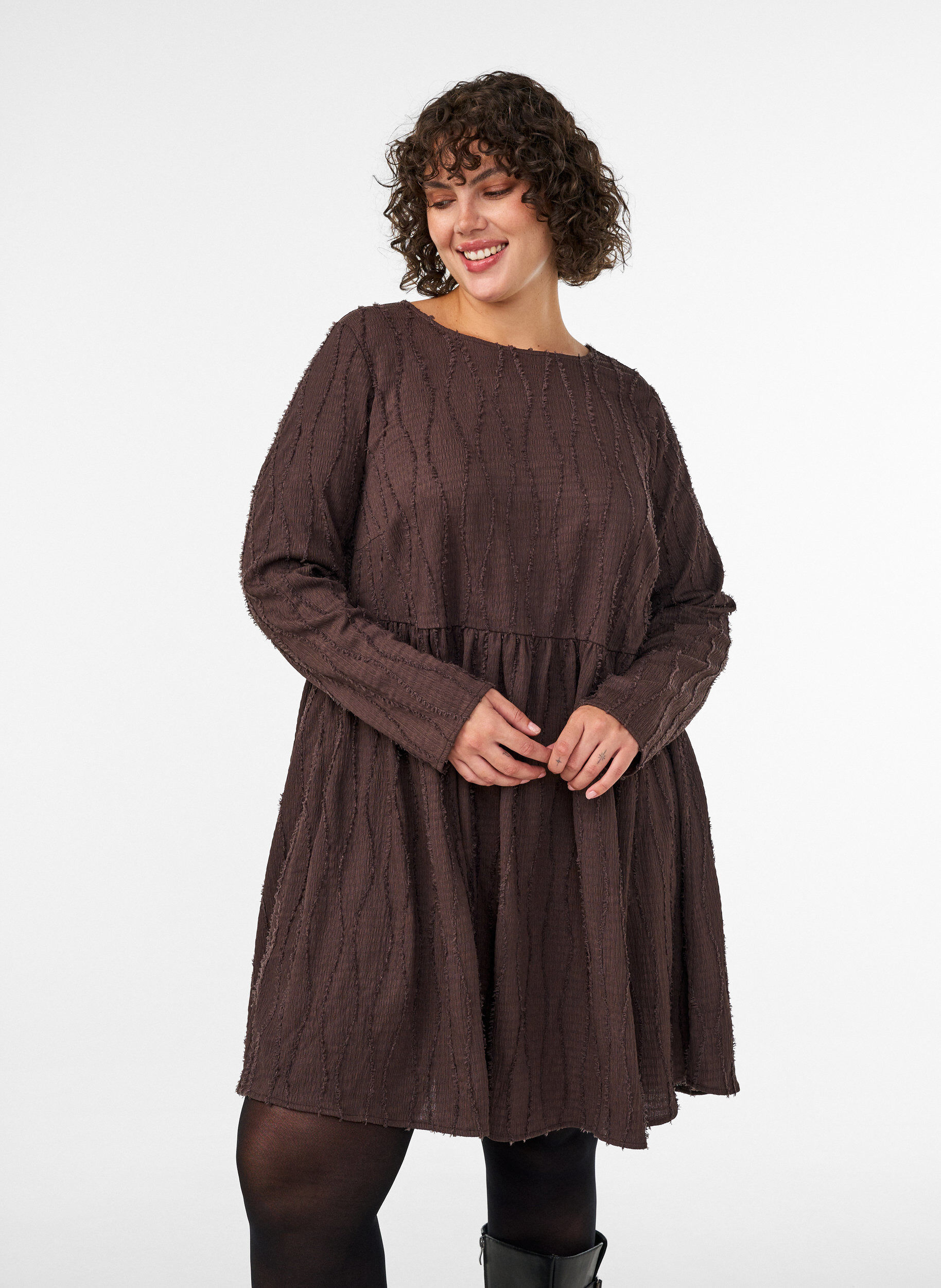 ZizziKort jerseykjole med et b&oslash;lgete teksturm&oslash;nster, Brun, Model image number 0