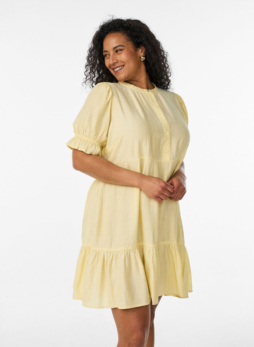 Kort viskosekjole med rysjedetaljer, Gul, Model image number 0