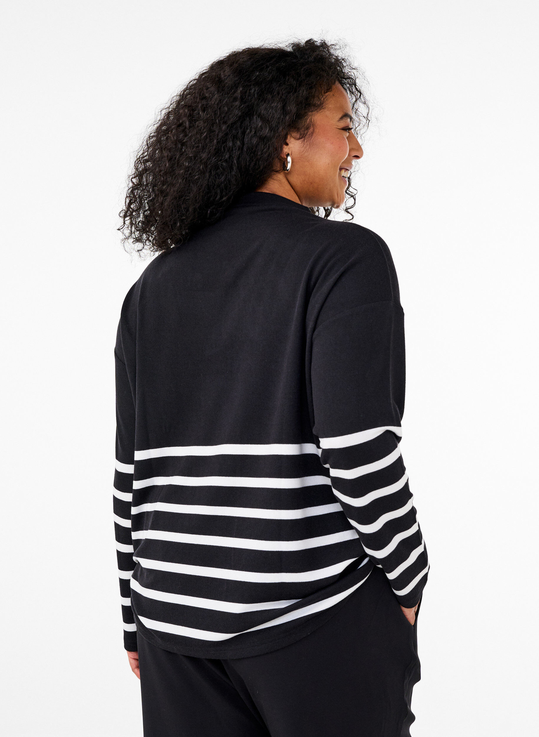 Zizzi Bluse med h&oslash;y hals og lange ermer, Svart, Model image number 2