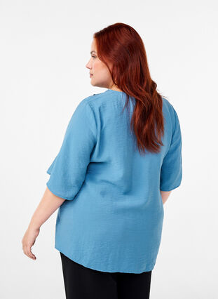 Zizzi Viskosebluse med V-hals og broderidetaljer, Blå, Model image number 2