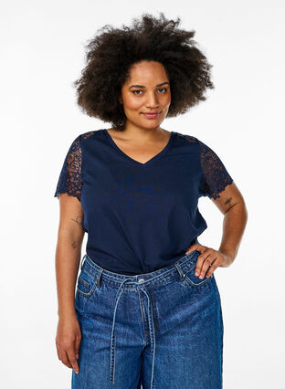 Zizzi Bomull T-skjorte med korte blonderermer, Blå, Model image number 0