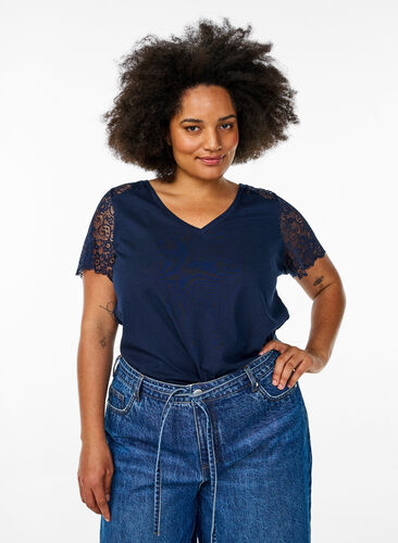 Zizzi Bomull T-skjorte med korte blonderermer, Blå, Model image number 0