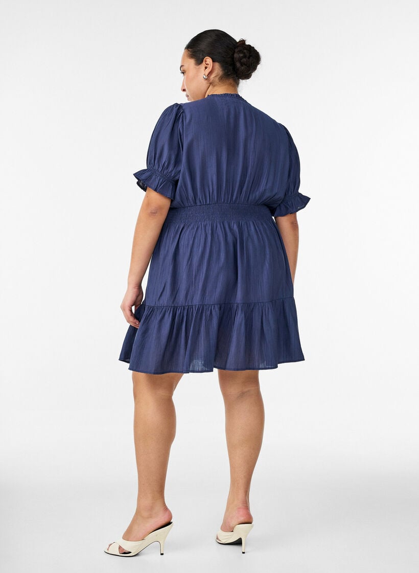 Kort viskosekjole med rysjedetaljer, Bl&aring;, Model image number 2