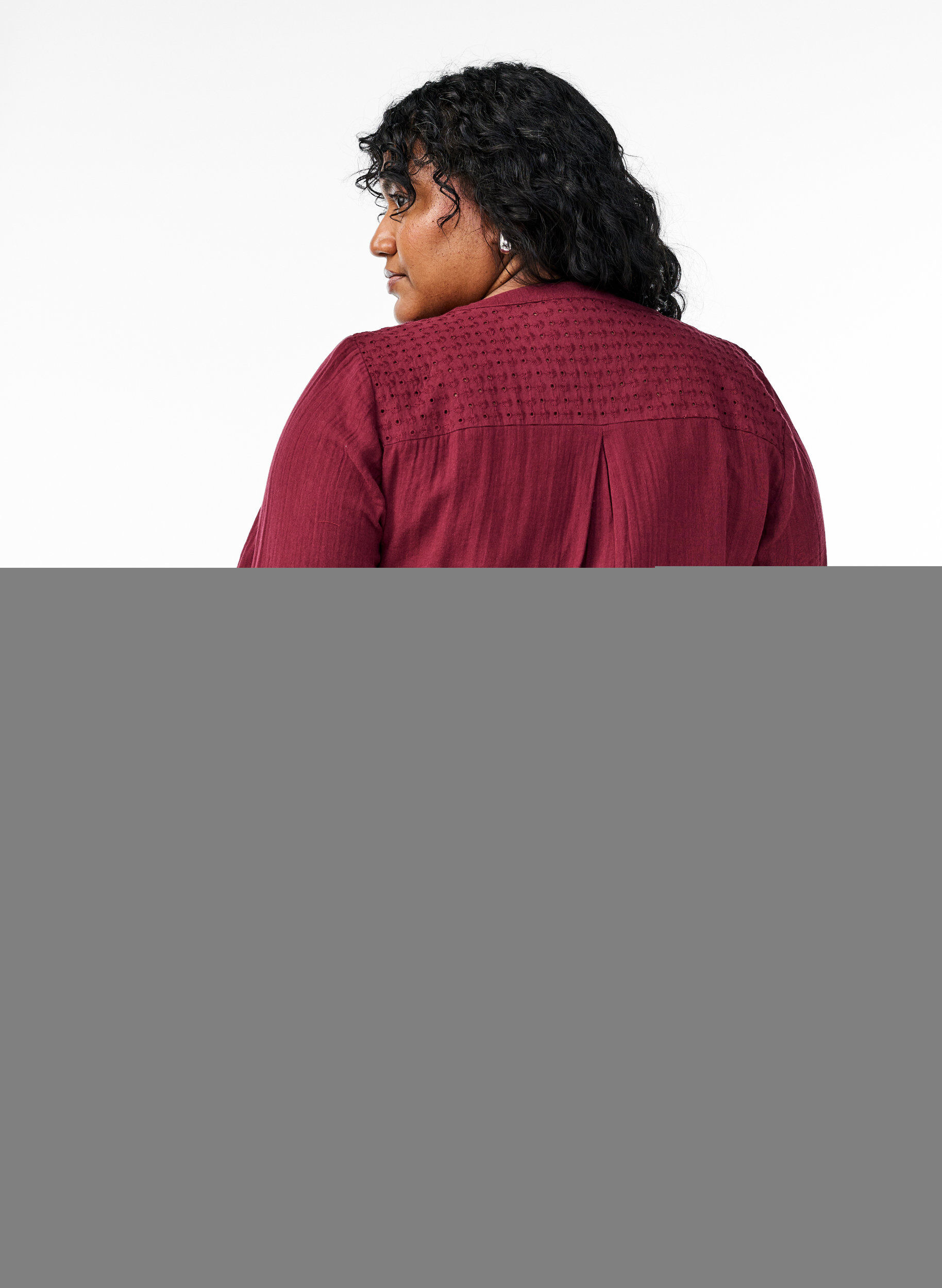 Zizzi Bomulds muslin-tunika med broderie anglaise, M&oslash;rk Bordeaux, Model image number 2
