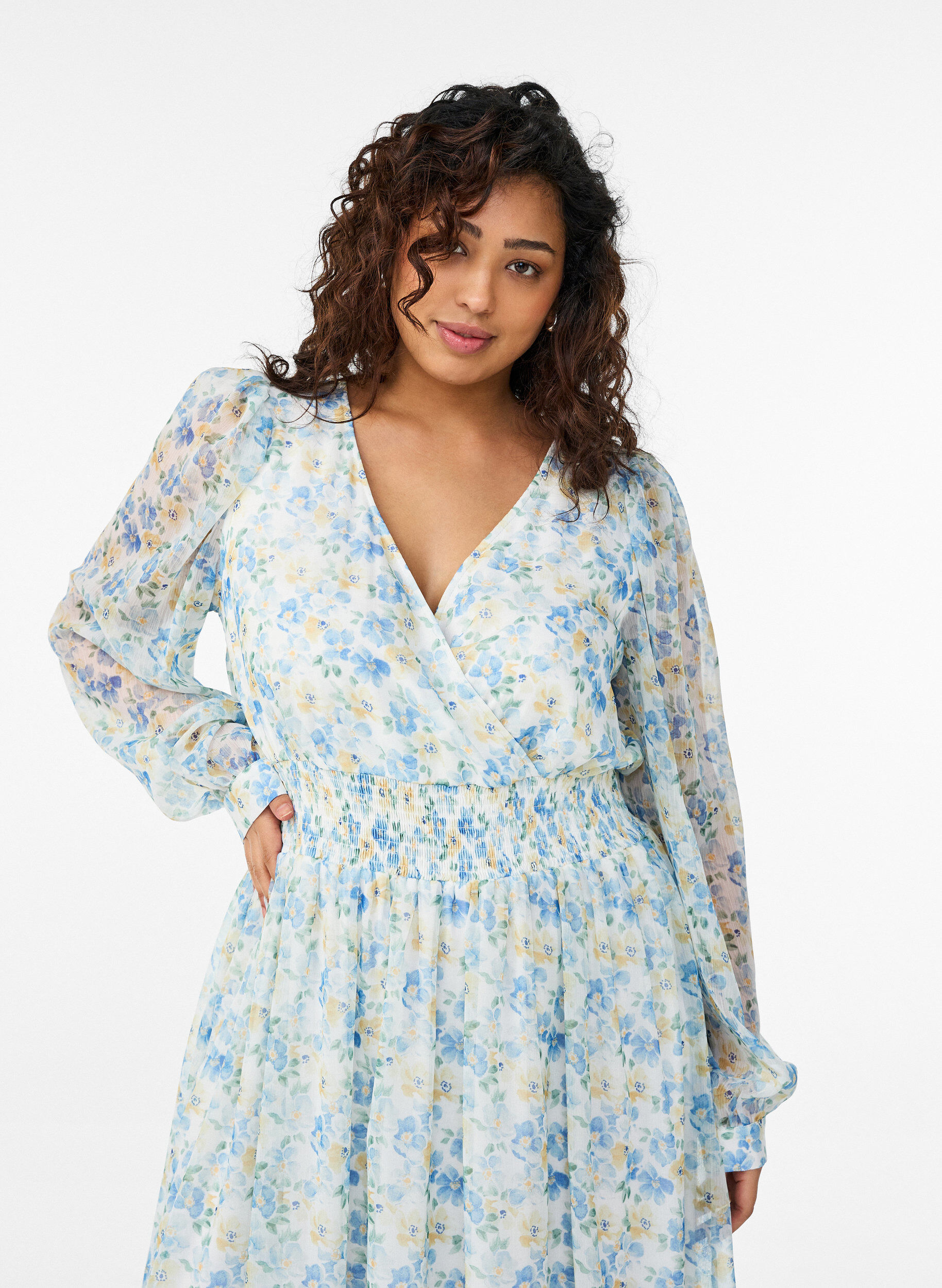 Zizzi Midi kjole med blomster og omslagseffekt smock, Bl&aring;, Model image number 2