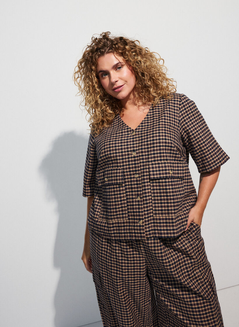 Bluse med ruter og brystlommer, Brun, Model