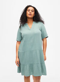 Kortermet kjole i 100 % bomull, Chinois Green, Model