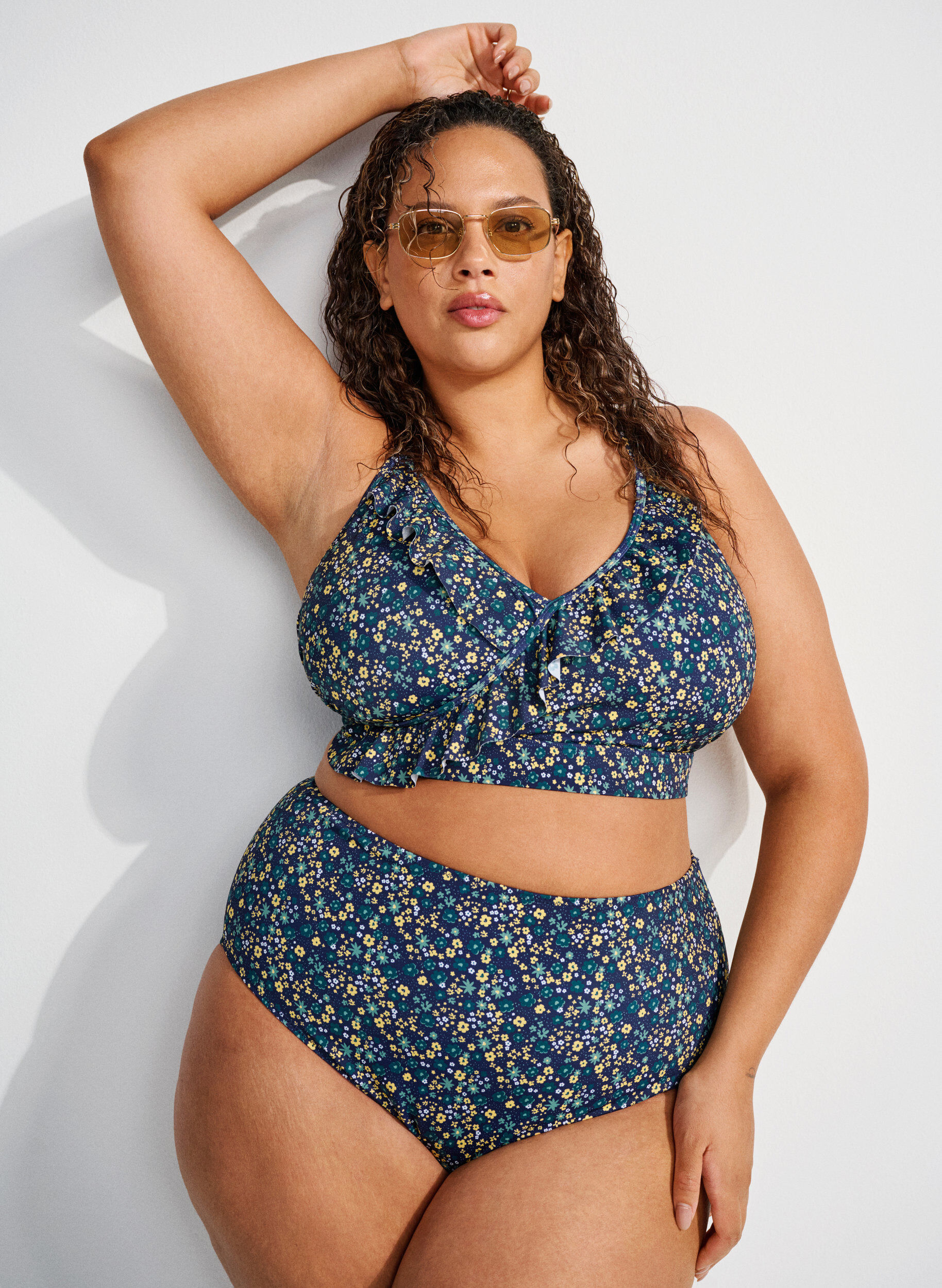 Zizzi Blomstrete bikinioverdel med volangdetaljer, Bl&aring;, Image image number 0