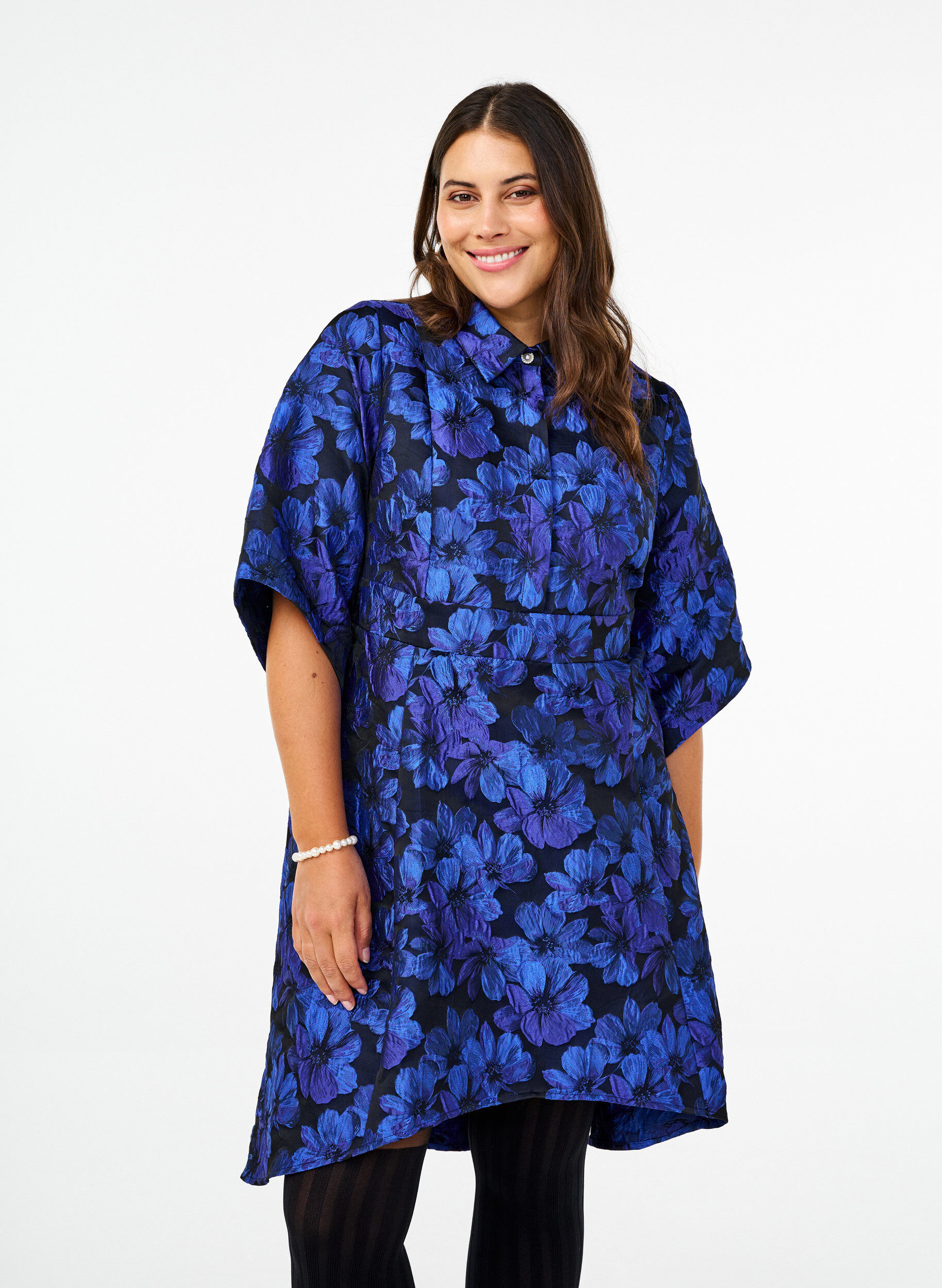 Zizzi Kort jacquard-kjole med 3/4-ermer, Black Blue, Model image number 0