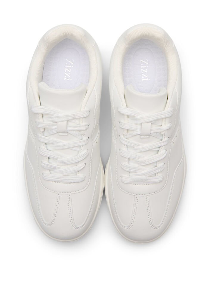 Wide fit - Imitert skinntrenere med stikningsdetaljer, Hvit, Packshot image number 2