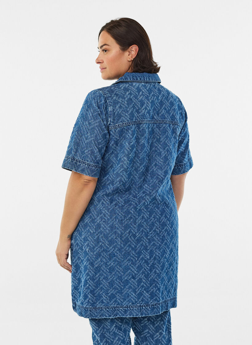 Kort denimkjole med teksturert mønster, Blue Denim ZigZag, Model