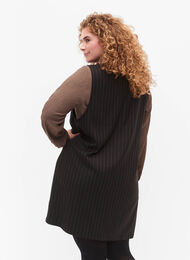Pinstripet V-hals Spencer kjole, Black W. Pinstripe, Model