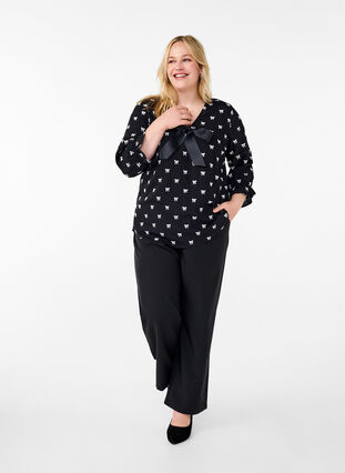 Zizzi Bluse med sløyfer og 3/4-ermer, Black White Bow, Model image number 2