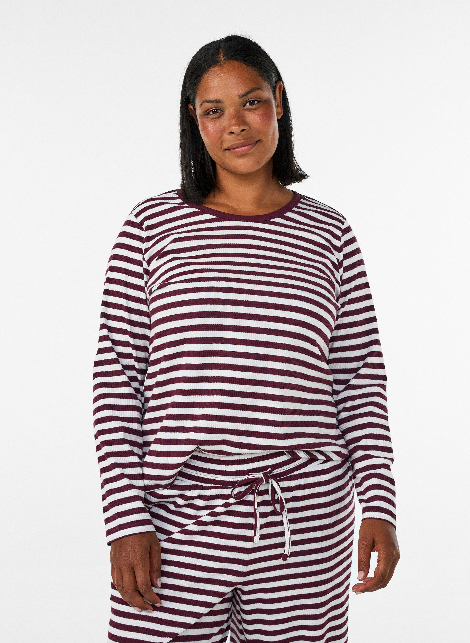 ZizziLangermet nattopp i ribbestrikket jersey med striper, R&oslash;d, Model image number 0