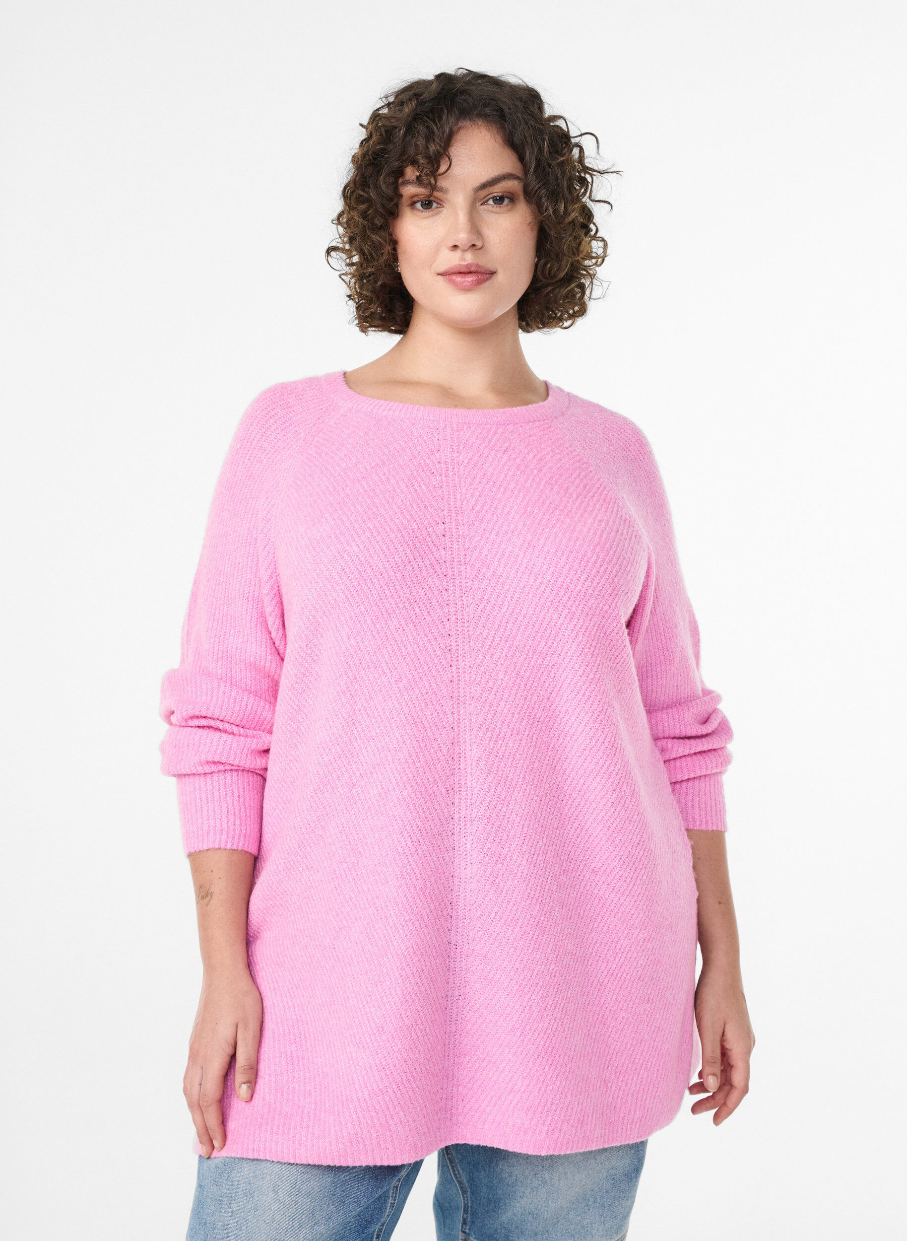 Strikkegenser med diagonalt m&oslash;nster og raglanermer, Rosa, Model
