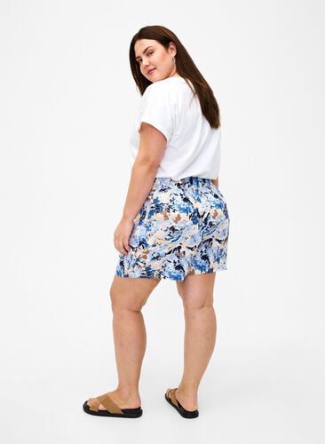 Zizzi Shorts med løs passform i viskose, Blue Graphic AOP, Model image number 1