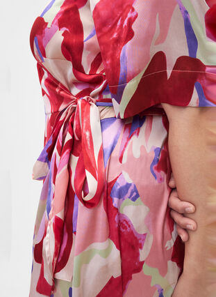Zizzi Omslagskjole i sateng med trykk, Geranium Graphic AOP, Model image number 3