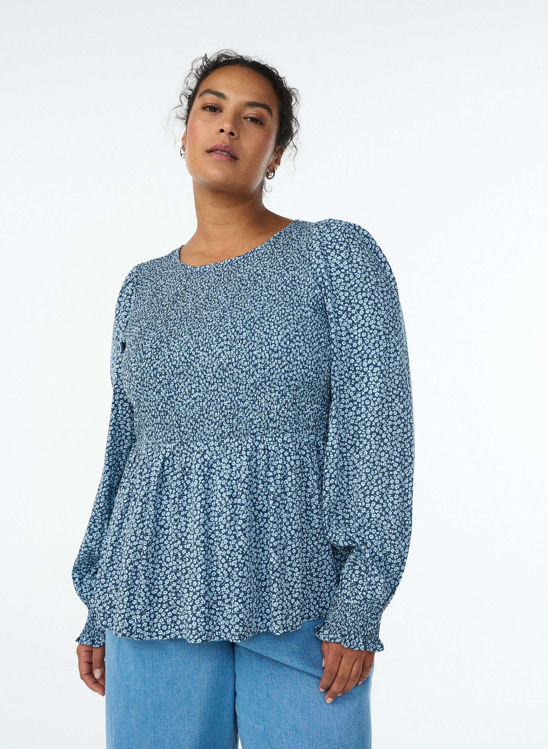Zizzi Bluse med smocket topp og blomstertrykk, Bl&aring;, Model image number 0