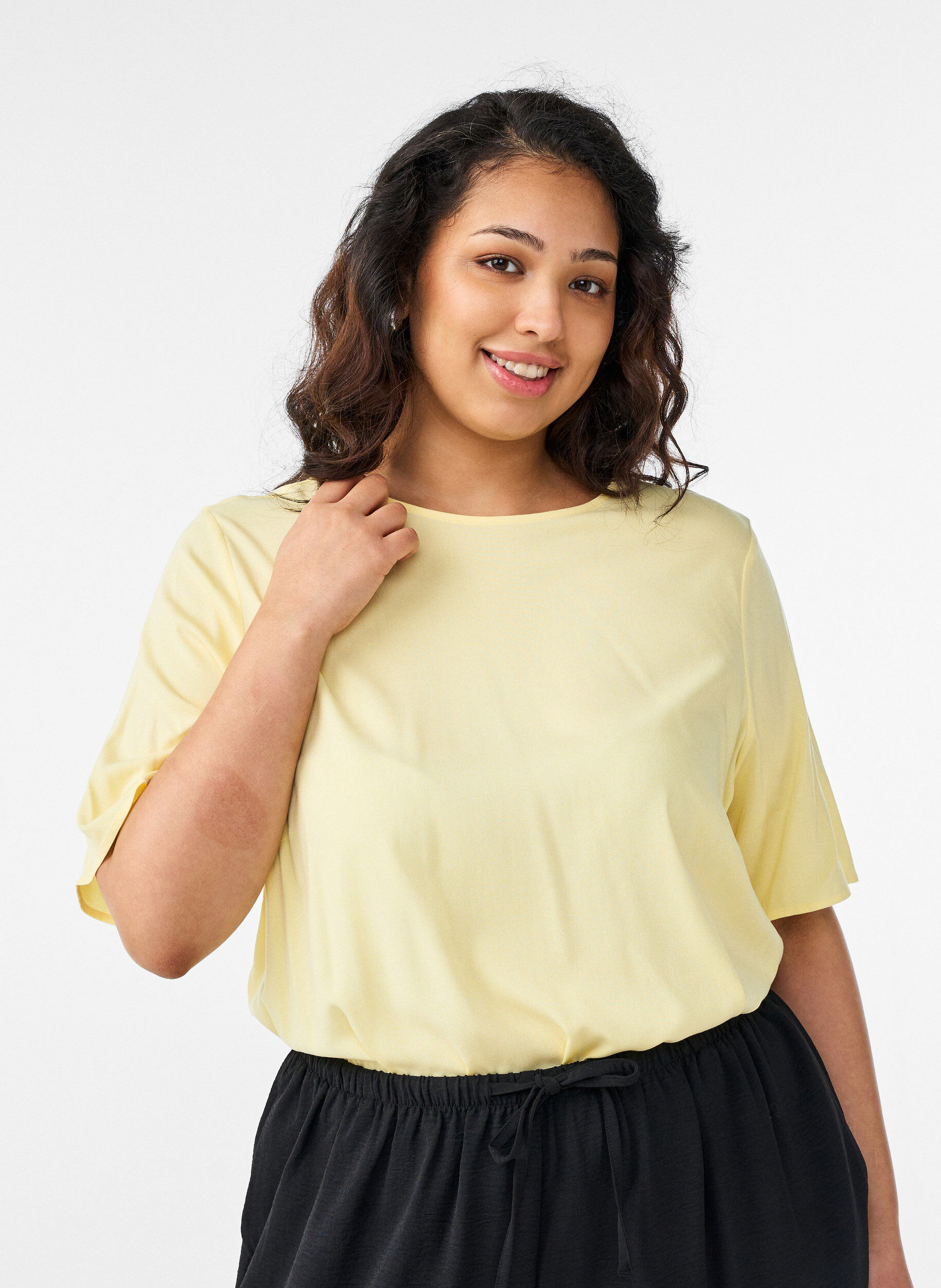 Vevet bluse med korte ermer og rund hals, Gul, Model