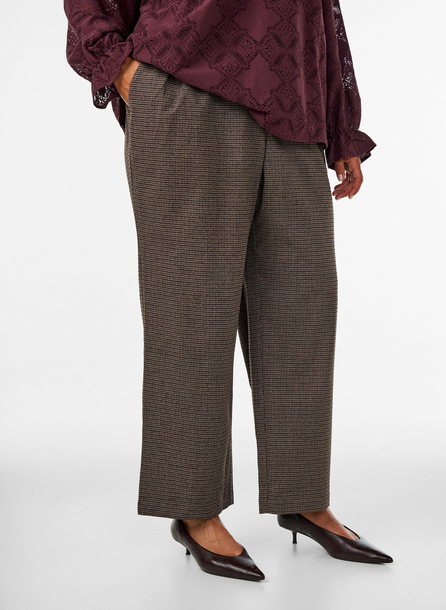 ZizziBukse med sm&aring;t rutem&oslash;nster og straight fit ben, Brun, Model image number 2