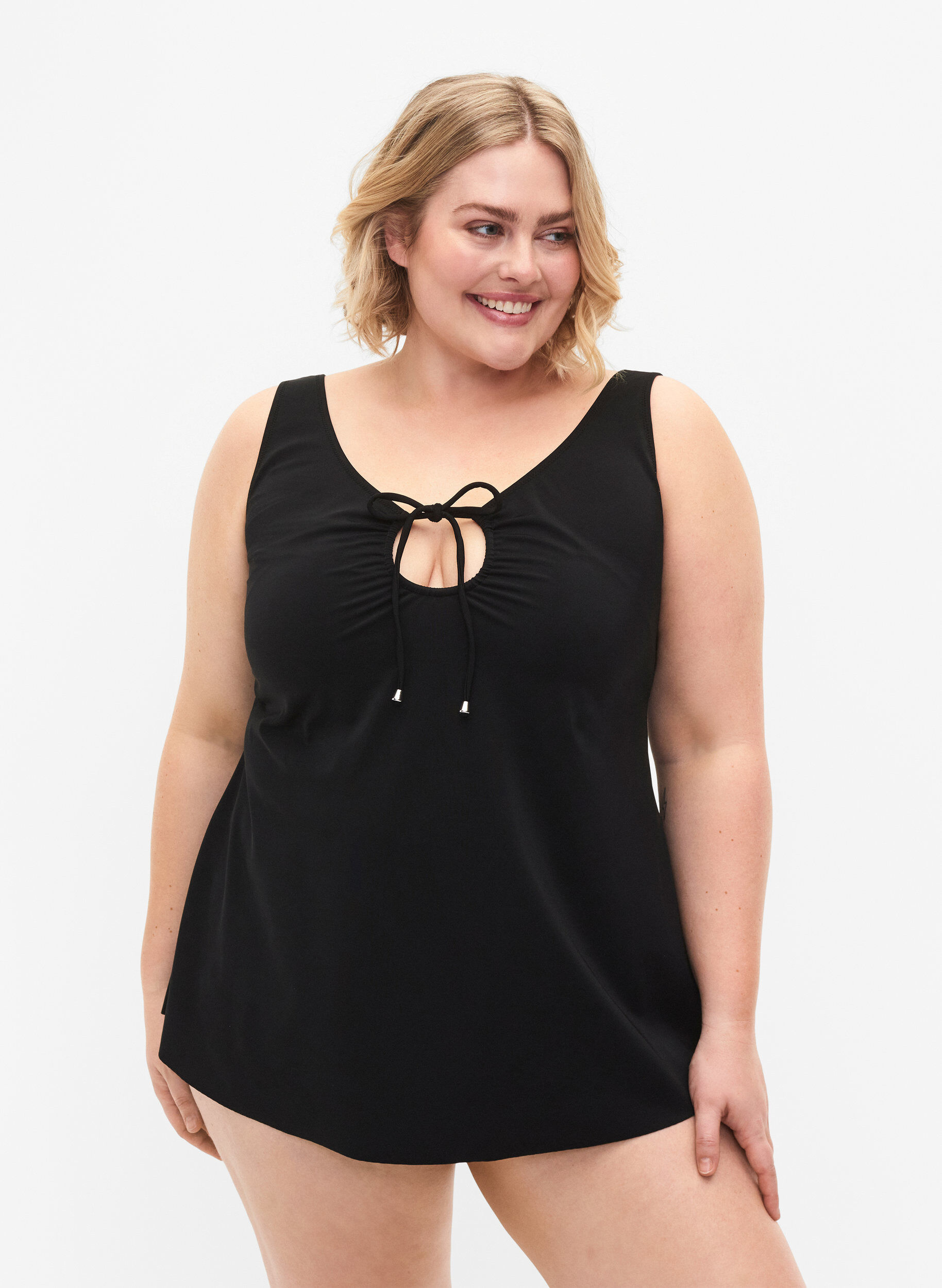 Zizzi Ensfarget tankini med sn&oslash;redetaljer, Black, Model image number 0