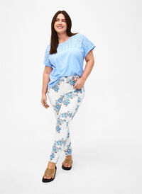 Supersmal Amy jeans med blomstertrykk, White B.AOP, Model